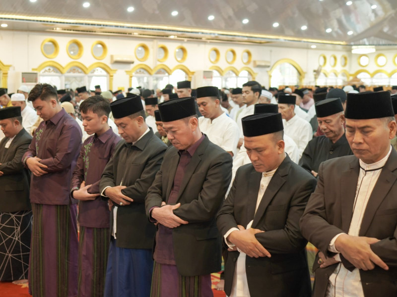Bupati Rohil Laksanakan Sholat Idul Fitri Di Masjid Agung Al - Ikhlas Bagan Siapiapi
