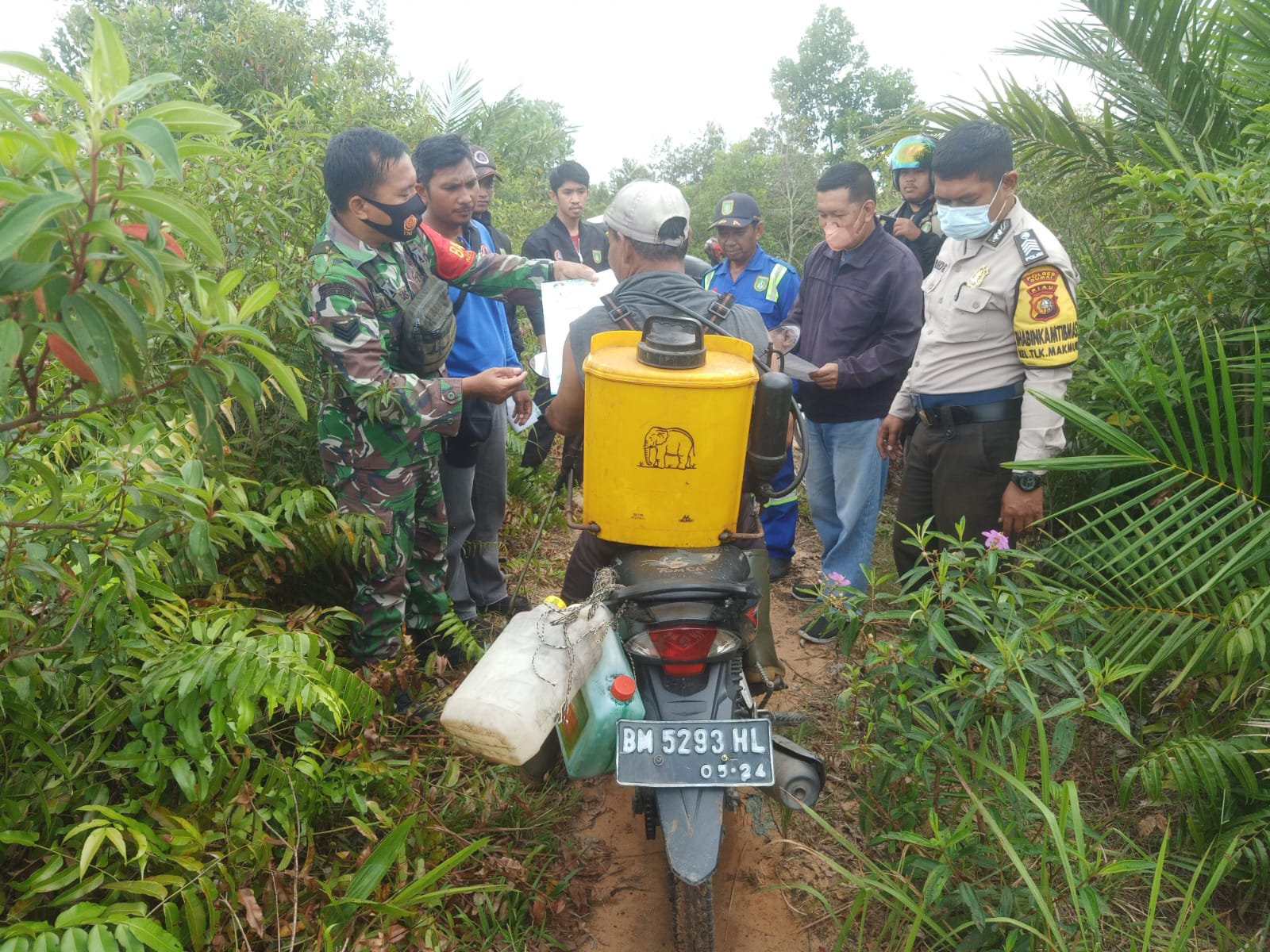 Stop Karhutla, Serka Albinur Lubis Laksanakan Patroli Bersama Masyarakat