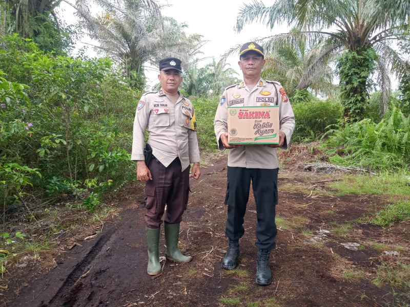 Polsek Dumai Barat Bagikan Sembako Kepada Buruh Tani