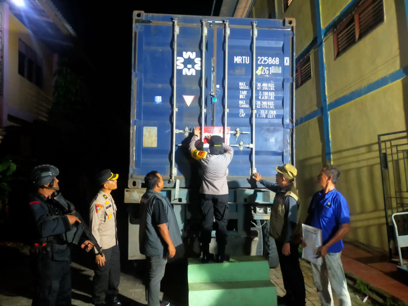 Polres Dumai Kawal Pergeseran Logistik Pemilu 2024 Berupa Surat Suara Ke Gudang Logistik KPU Dumai