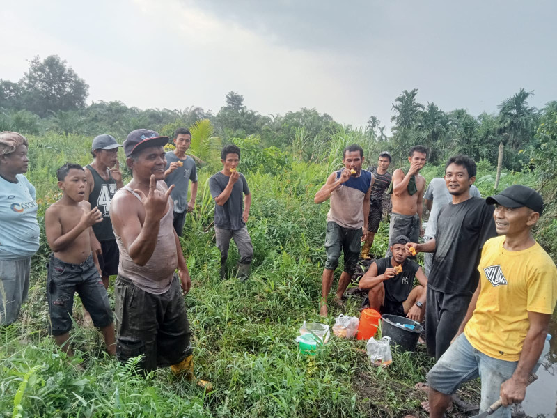 Masyarakat RT. 06 Kampung Perjuangan Kelurahan Bukit Timah Kecamatan Dumai Selatan Lakukan Goro Bersama