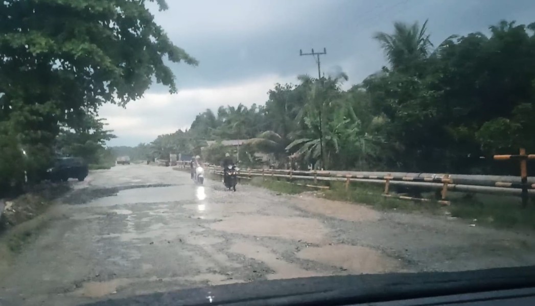 Hancurnya Infrastruktur Jalan Provinsi Riau Di Manggala Kecamatan Tanah Putih Dan Pujud Akibat Mobil Perusahaan Melebihi Tonase