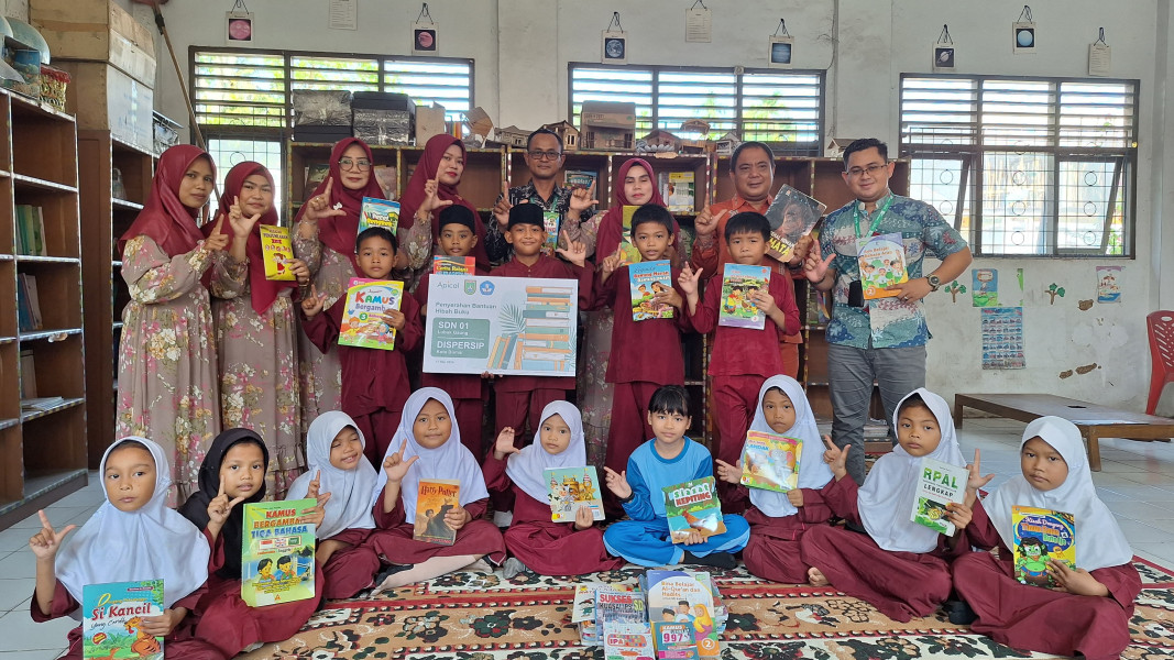 Peringatan Hari Buku Nasional Dan Hari Perpustakaan Nasional, Apical Serahkan Bantuan Buku Ke Sekolah Dan Dinas Perpustakaan Kota Dumai