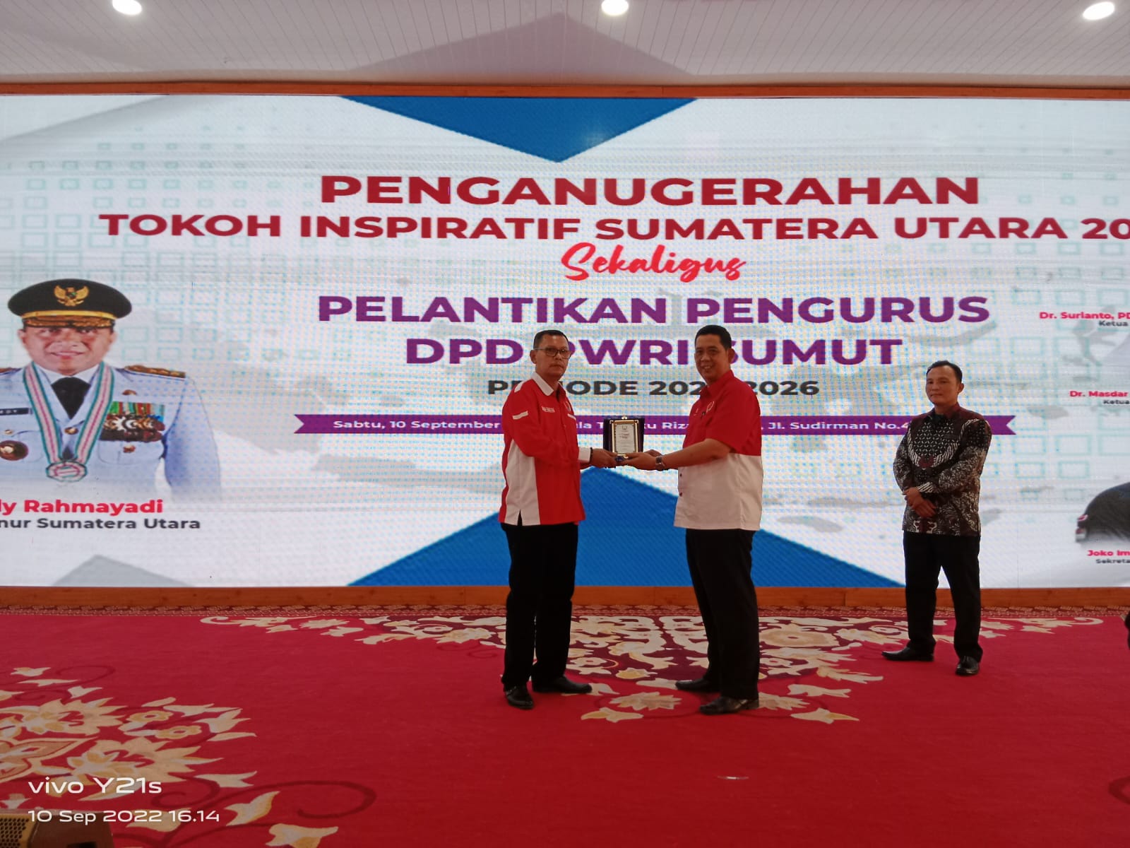 Ketua DPD PWRI Riau Memberikan Cendera Mata Kepada Ketua DPD PWRI Sumut