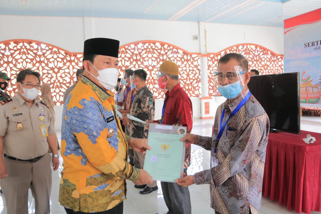 Bupati H Sukiman Serahkan 300 Sertifikat Tanah Untuk Rakyat PTSL BPN Rohul