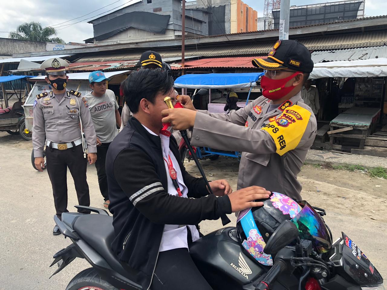 Chapter FORCI Riau Pesisir bersama Polres Rohil bagikan 5000 Masker ke Pengendara