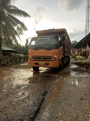 Jalan Lintas Sumatra Tepatnya Di Desa Sei Kumango Dusun Silayang-layang Rusak Parah