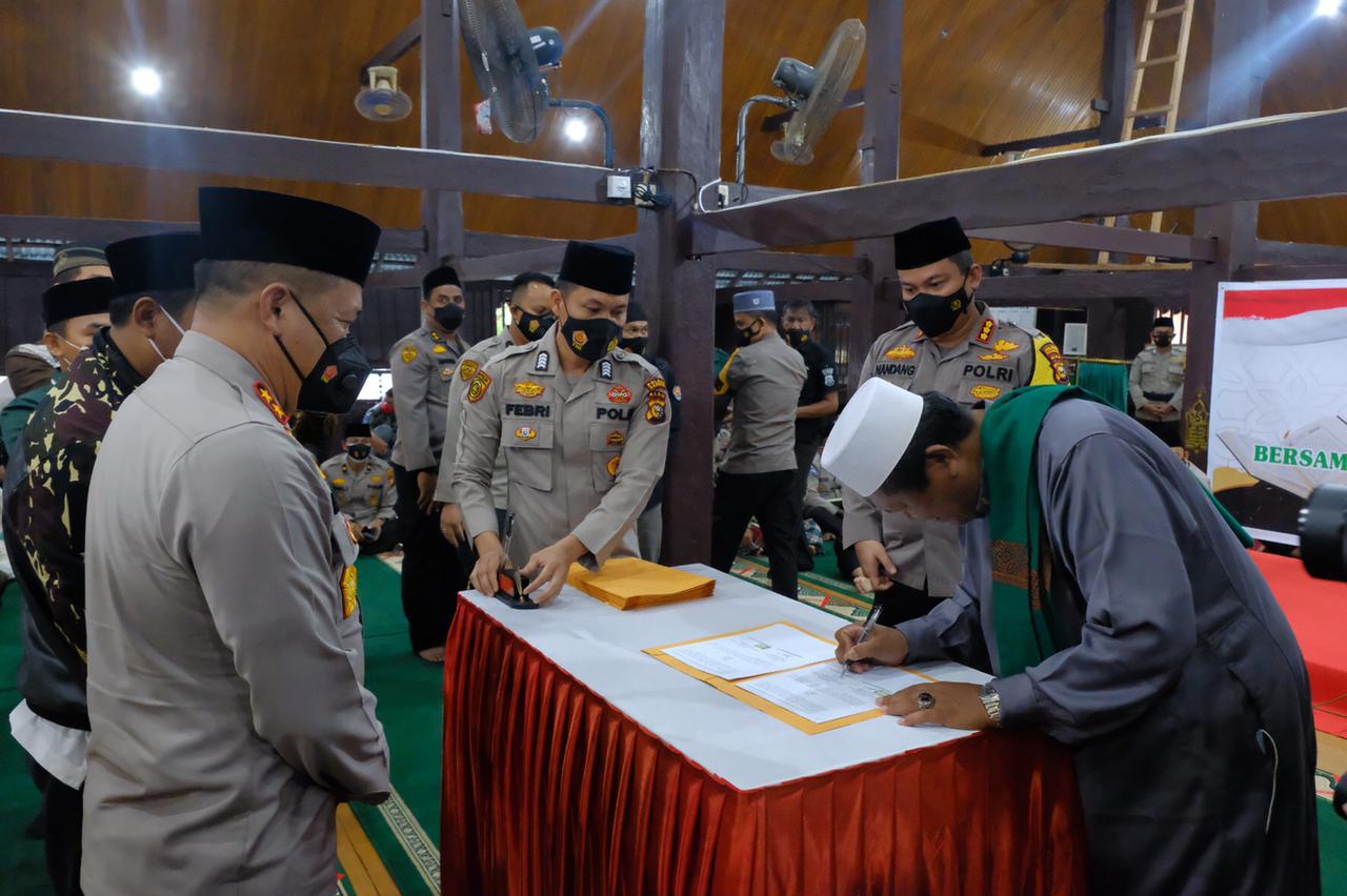 Kapolda Riau Ikuti Khotmil Qur'an dan Silaturahmi di Masjid Jami' Air Tiris Kampar,Kapolres Jajaran Menandatangani MOU Dengan NU