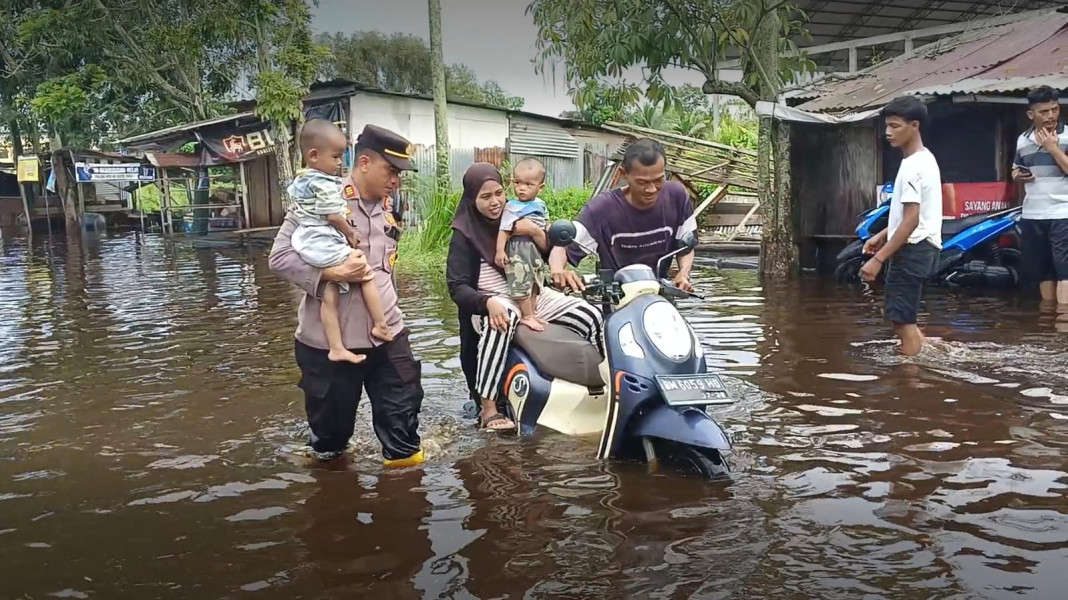 AKP Syahrizal Sita Perhatian Publik Bantu Masyarakat Dalam Suasana Banjir