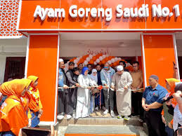Pengalaman konsumen jadi sorotan pada grand opening Almaz Fried Chicken di Wanaherang