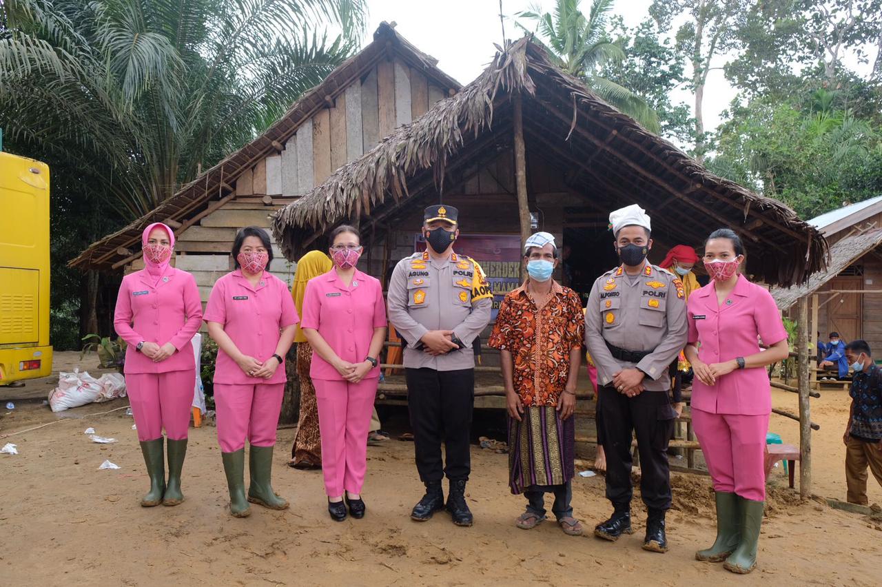 Vaksin Kemerdekaan Polda Riau Jangkau Masyarakat Pedalaman Suku Talang Mamak Inhu