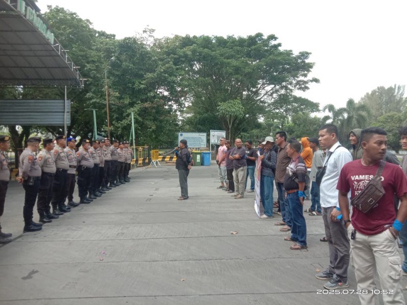 Ismunandar Pimpin Aksi Lanjutan Di Depan Gate I PT. KPI Terkait Permasalahan Andy Setiawan