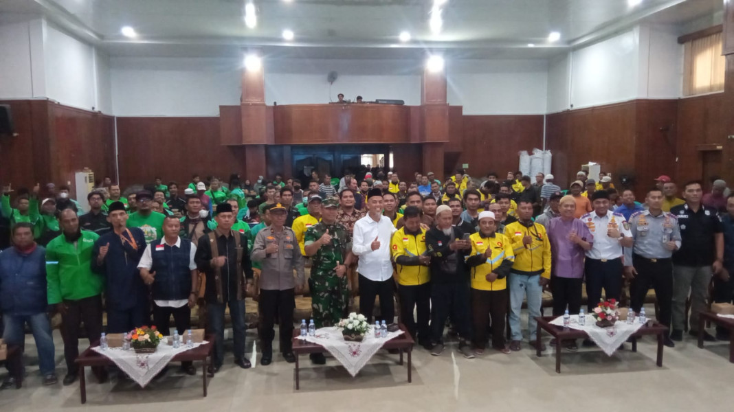 Wako Dumai Serahkan Bantuan Kepada Pengemudi Online Di Kota Dumai