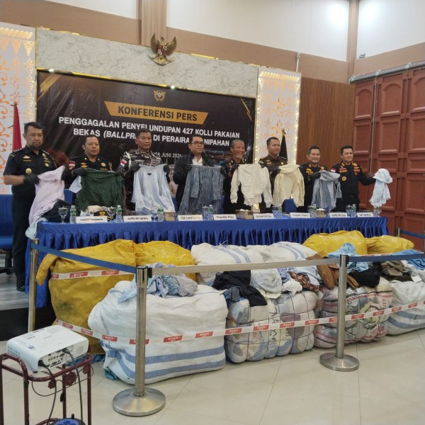 Kantor Bea Dan Cukai Dumai Gagalkan Penyelundupan Muatan Ilegal 427 Koli Pakaian Bekas Asal Malaysia