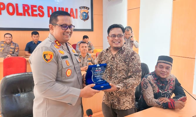 SB Tekal Dan Fap Tekal Memberi Plakat Penghargaan Kepada Kapolres Dumai Beserta Jajaran Memperingati Mayday