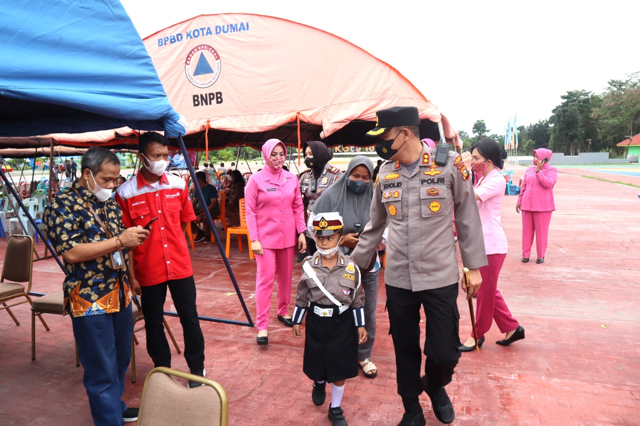 Polres Dan Bhayangkari Dumai Tinjau Pelaksanaan Vaksinasi Massal Di Bukit Gelanggang
