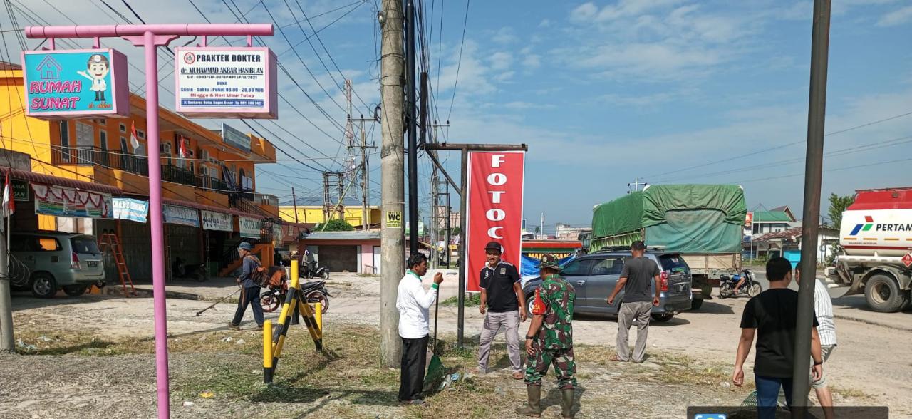Serma Zul Efendi Laksanakan Gotong Royong di Kelurahan Bagan Besar Timur