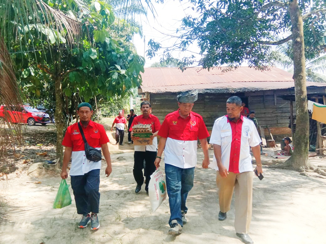 DPD PWRI Riau Bersama DPC PWRI Rohil Beri Bantuan Kepada Warga Kurang Mampu