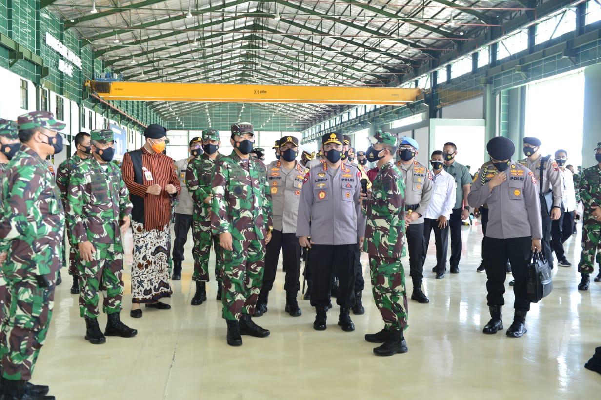 Panglima Dan Kapolri Tinjau Vaksinasi Ribuan Anggota Untuk Persiapan Pengamanan Mudik Lebaran