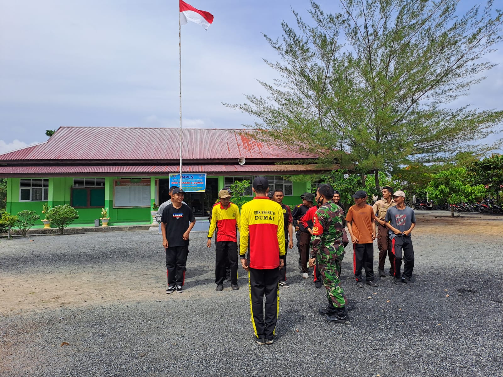 Melatih Siswa PBB, Serka Albinur Lubis Datangi SMKN 6