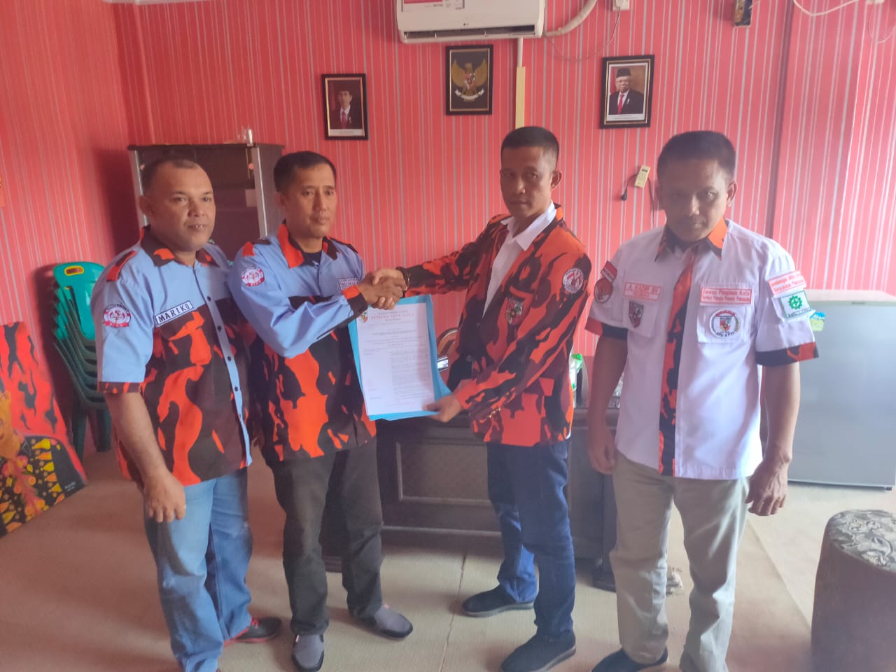 MPC PP Kota Dumai Serahkan SK B2P3 Kepada Abdul Rahim Dan Rekan