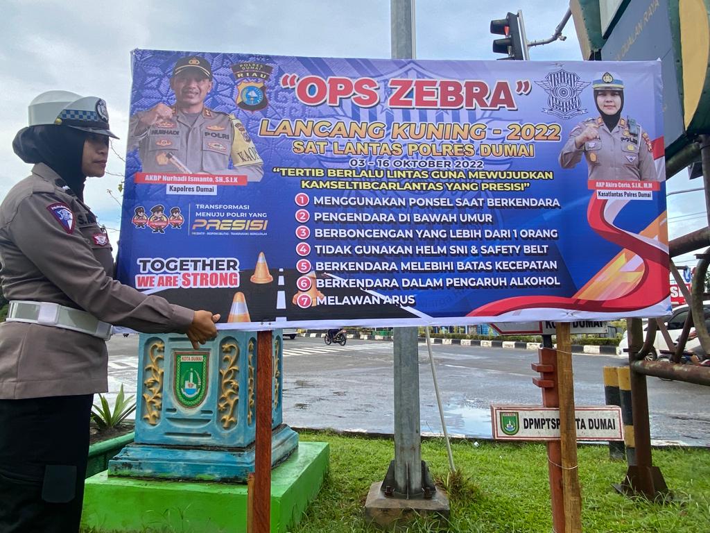 Sebagai Sarana Edukasi Warga, Satlantas Polres Dumai Pasang Spanduk Himbauan