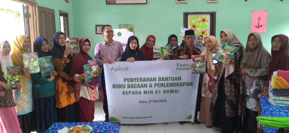 Dukung Pemerintah Tingkatkan Literasi, Apical Bersama Tanoto Foundation Serahkan Bantuan Buku Untuk Pelajar Di Kelurahan Lubuk Gaung