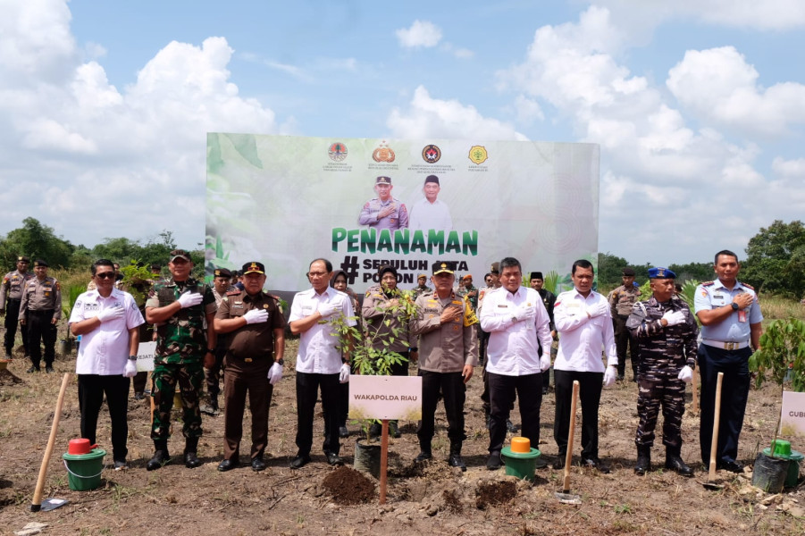 Polda Riau Tanam Ratusan Bibit Pohon Sebagai Bentuk Penanaman Serentak 10 Juta Pohon Seluruh Polda Se - Indonesia