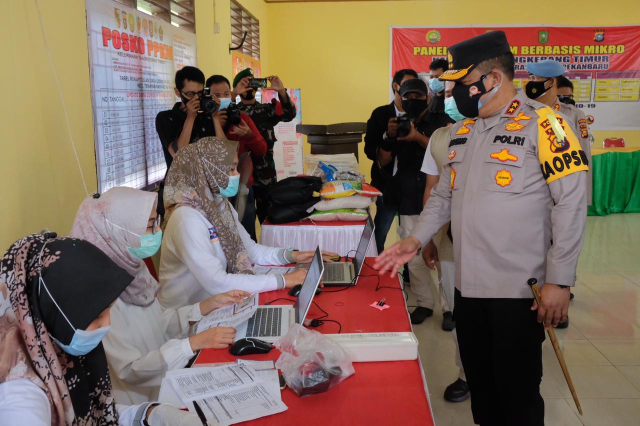 Berikan Bansos Dan Gelar Vaksinasi, Kapolda Riau : Kolaborasi Dan Sinergi Mampu Tangani Covid-19