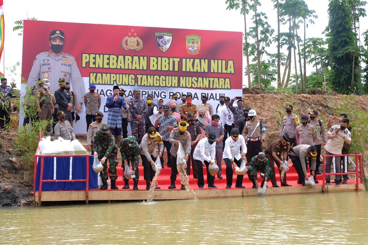 Kabaharkam Polri Komjen Agus Andrianto Apresiasi Keberhasilan Program Jaga Kampung Polda Riau