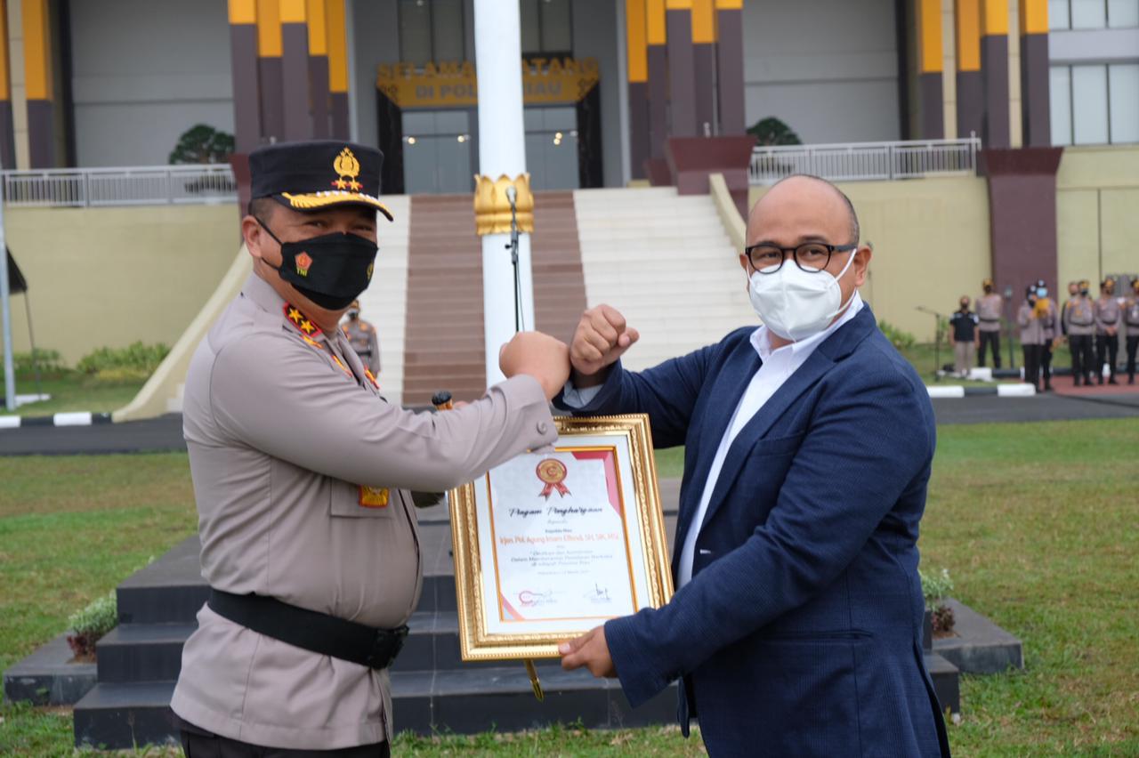 Dinilai Berhasil Berantas Narkoba,Kapolda Riau Menerima Penghargaan Dari Managemen Media Online