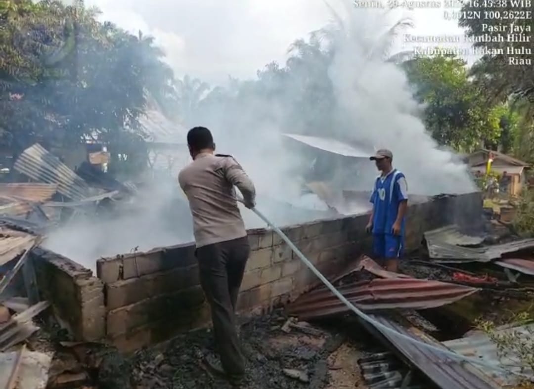 Rumah Warga Kebakaran, Kapolsek Rambah Hilir Langsung Turun Tangan Padamkan Api