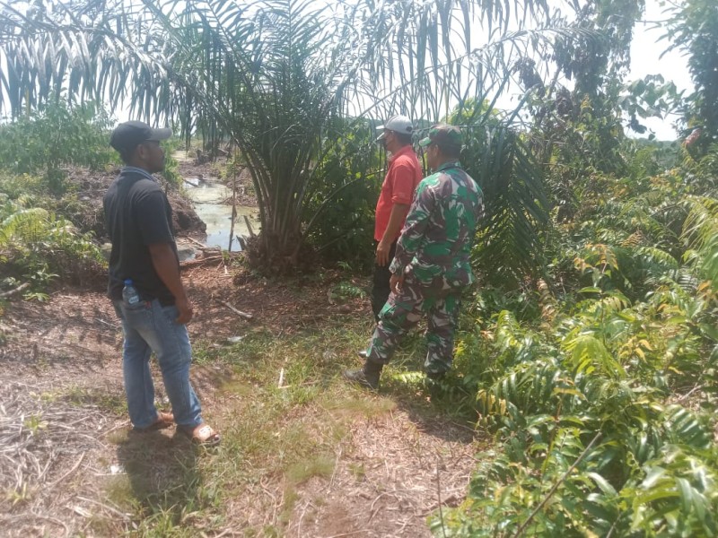 Babinsa Koramil. 04/Rupat Dan Masyarakat Laksanakan Patroli Karhutla Di Desa Sri Tanjung