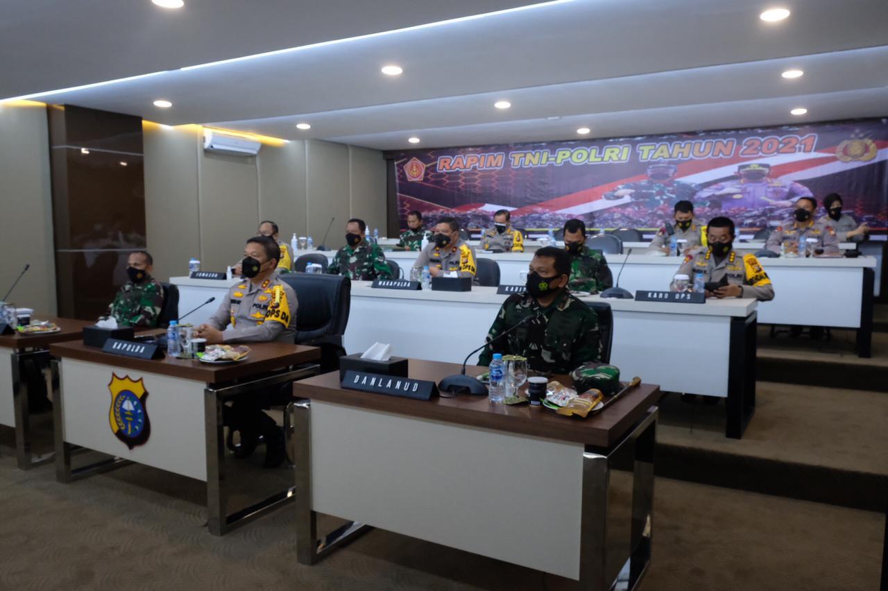 Kapolda Riau Bersama Danrem Beserta Danlanud Ikuti Rapim TNI/Polri Secara Virtual