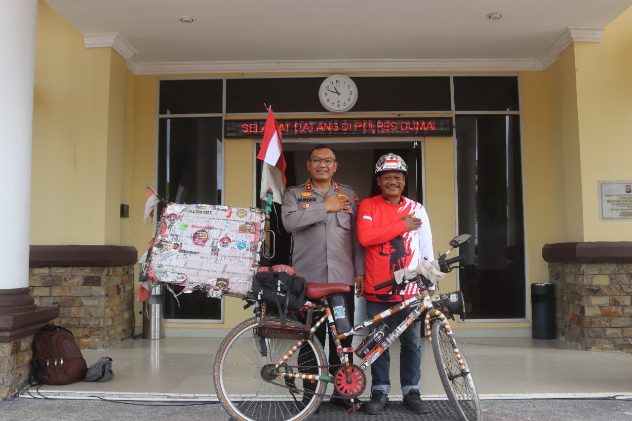 Kapolres Dumai Terima Kunjungan Jhoni Roto Yang Telah Bersepeda Melintas 34 Provinsi Di Indonesia