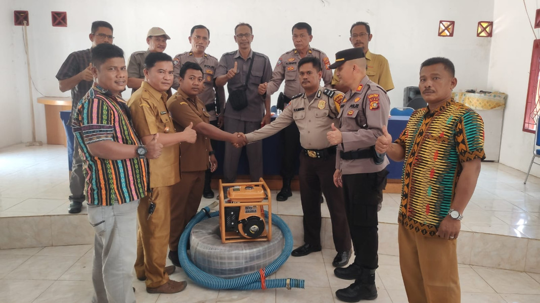 Personil Polsek Bagan Sinembah Berikan Bantuan Mesin Air Untuk Pemadaman Kebakaran Hutan
