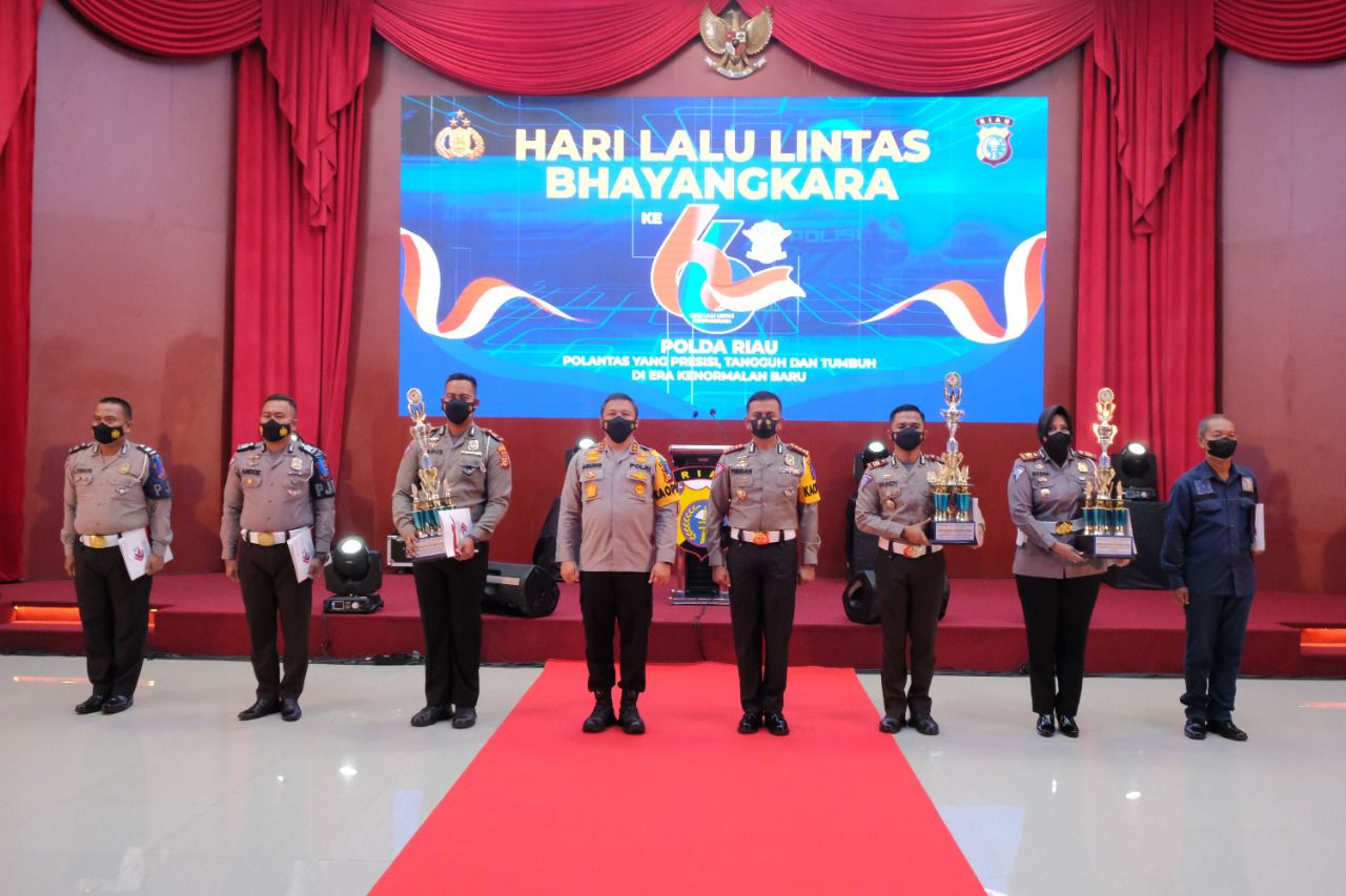 Peringatan Hari Lalulintas Ke 66, Kapolda Riau Irjen Berikan Penghargaan Personel Berprestasi