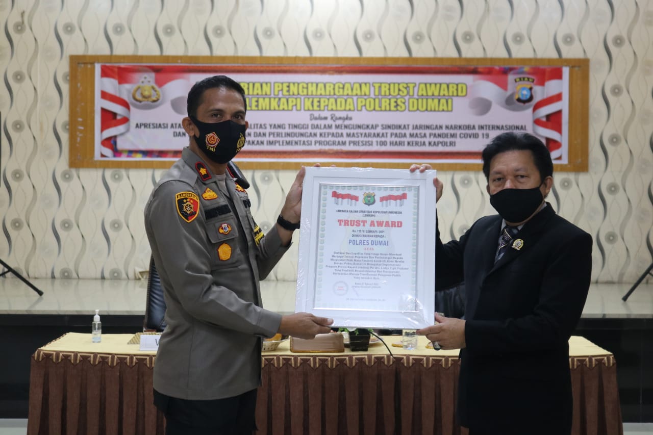 Polres Dumai Terima Penghargaan Trust Award