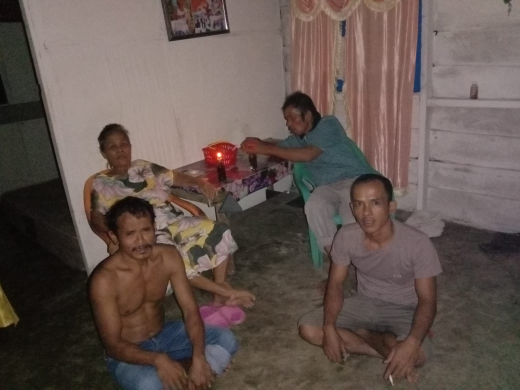 Akibat Tak Mampu Beli Tiang PLN Swadaya, Salah Satu Warga Di Desa Batas Terpaksa Puluhan Tahun Lampu Kaleng