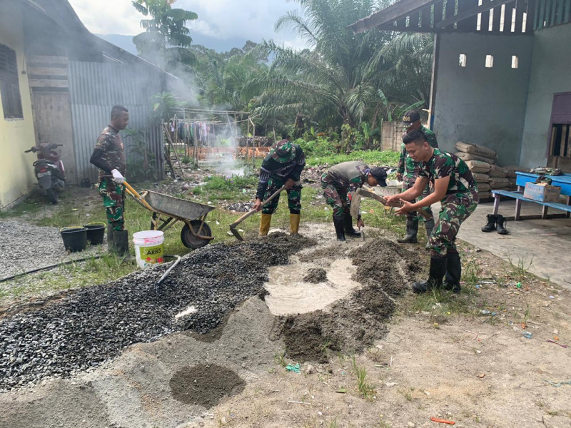 Bersama Membangun Negeri, Satgas Pamtas Yonarmed 16/TK Laksanakan Kegiatan Karya Bakti Di Perbatasan Indonesia - Malaysia