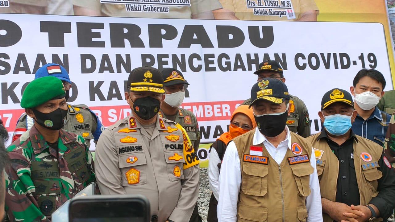 Tetap Semangat, Pesan Kapolda Saat Tinjau Posko Terpadu Check Point Perbatasan Riau-Sumbar