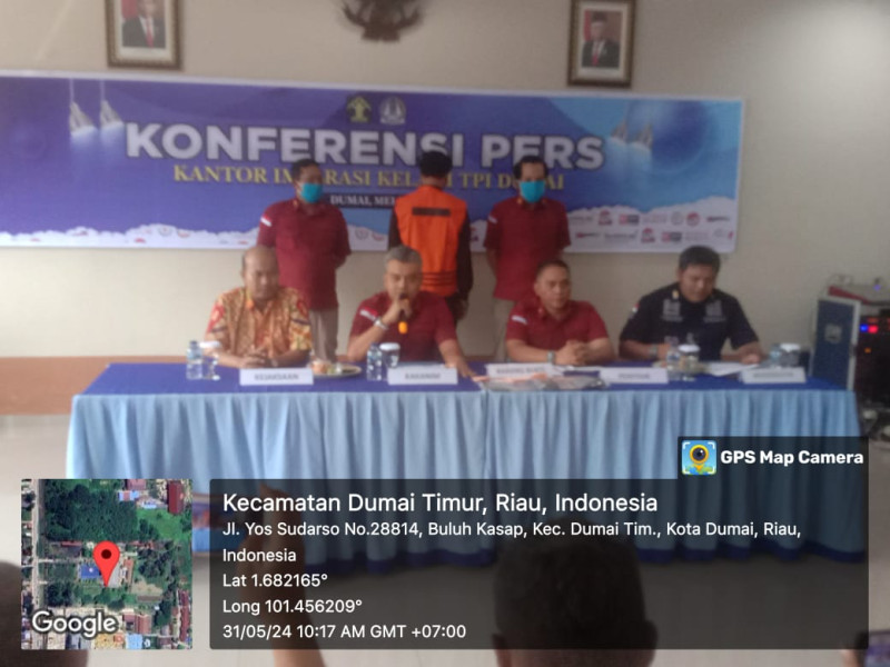 Kemenkumham Riau Melalui Kantor Imigrasi Kelas I TPI Dumai Gelar Konferensi Pers Terkait Keberadaan WNA Asal Bangladesh Pada Salah Satu Warung Di Kecamatan Medang Kampai