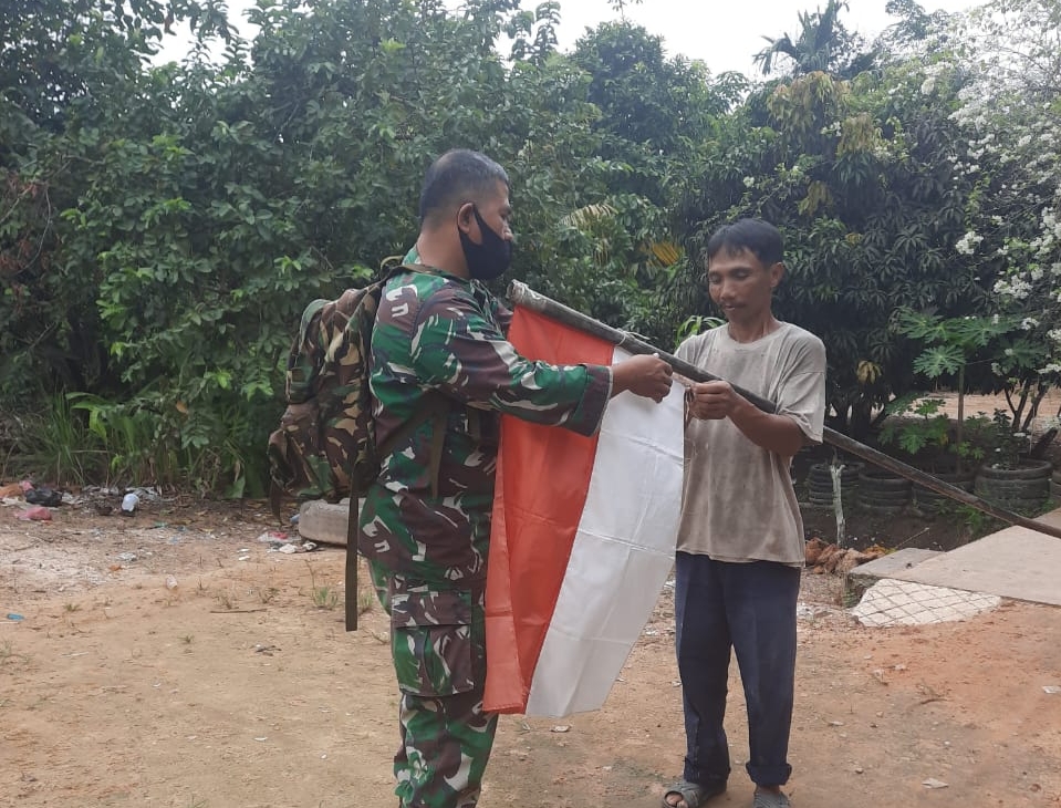 Jelang 17 Agustus, Pelda Hendrianto Himbau Masyarakat Pasang Bendera