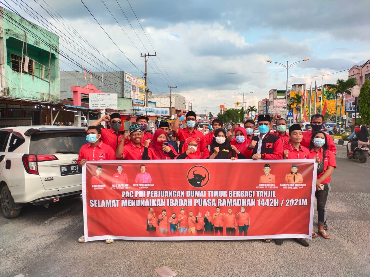Sebanyak 1500 Paket Takjil Dibagikan PAC PDI Perjuangan Dumai Timur