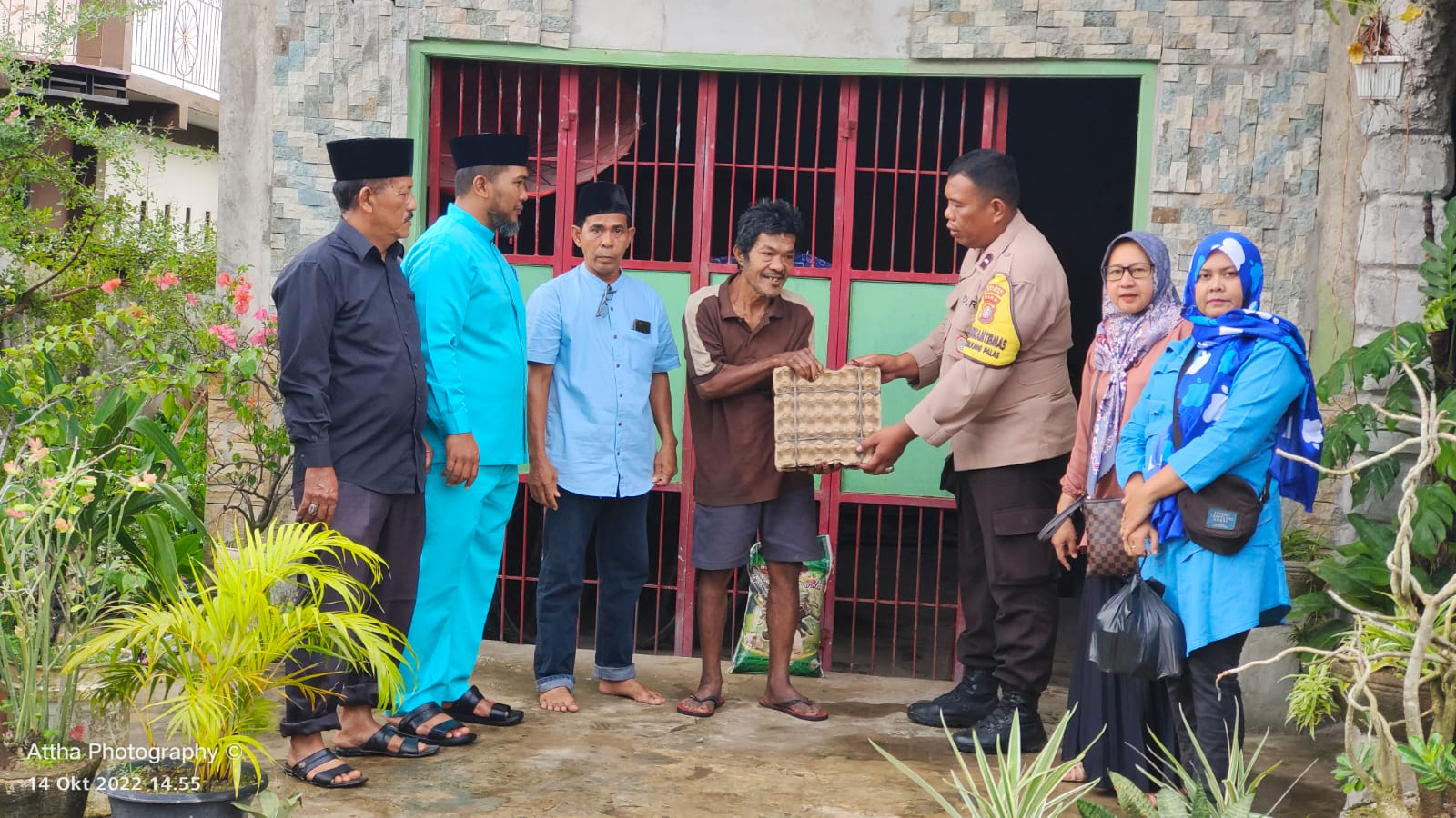 Sosok Bhabinkamtibmas Tanjung Palas Aipda Lison Pakpahan Bentuk Komunitas Jum'at Berbagi Di Wilayah Tugasnya
