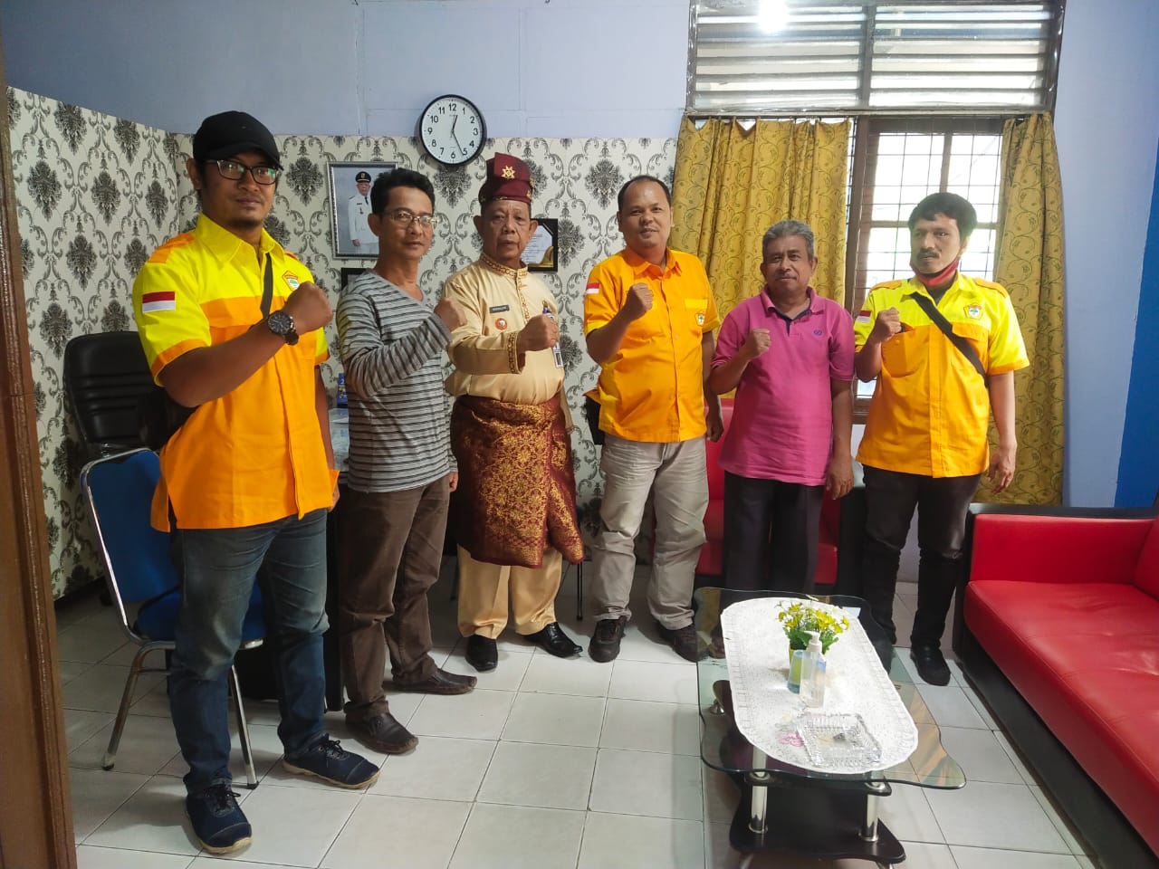 Kosgoro Kecamatan Lima Puluh Jalin silaturahmi Dengan Lurah Pesisir