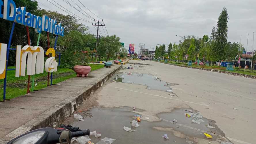 Sampah Berserakan Di Jalan Soebrantas Membuat Pandangan Tak Nyaman