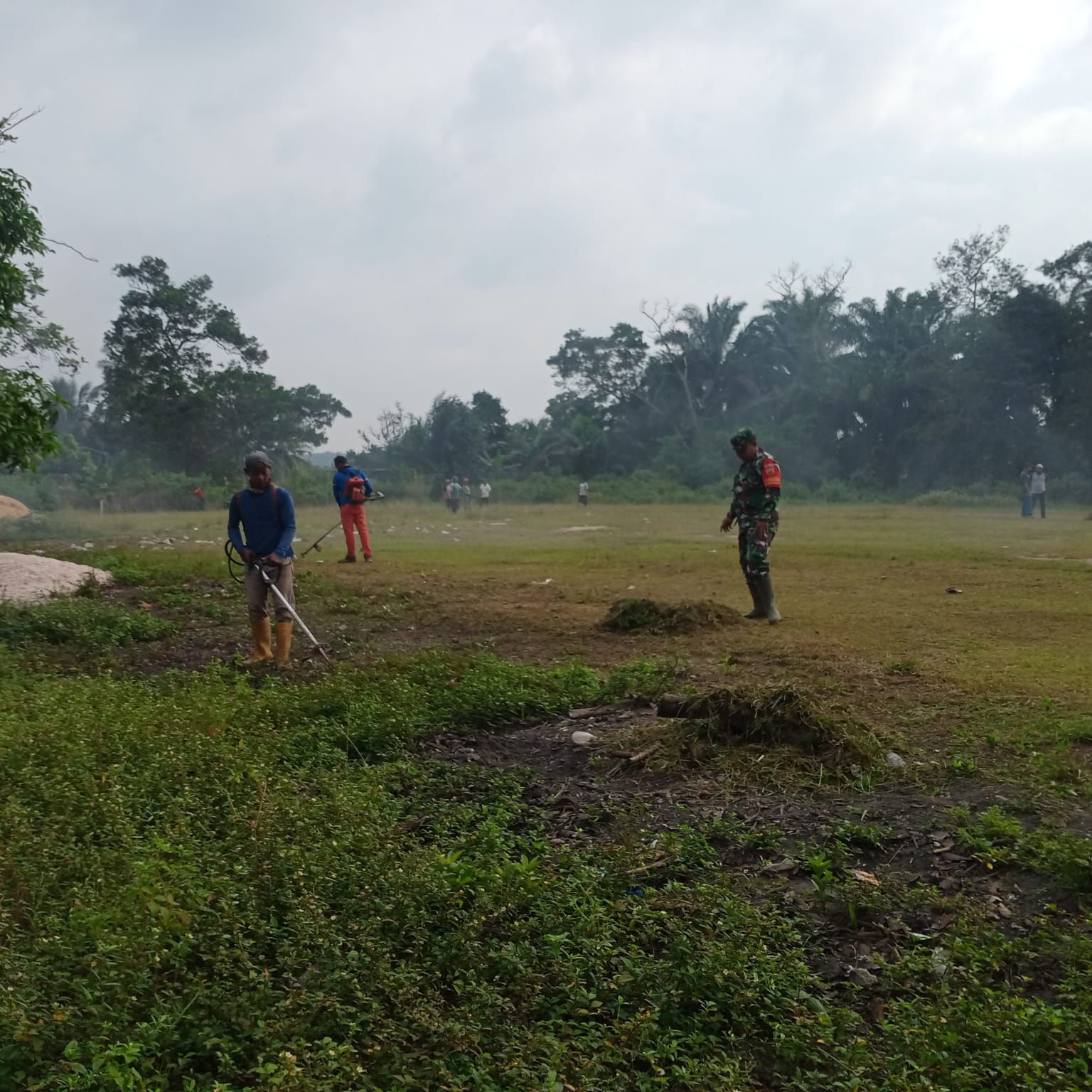 Persiapan Menyambut 17 Agustus, Koramil 02 Bersama Masyarakat Melaksanakan Gotong Royong