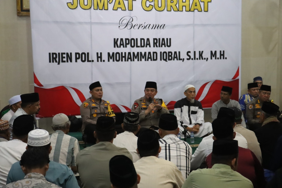 Kapolda Riau Gelar Jum'at Curhat Di Masjid Al- Hijriah Kelurahan Bumi Ayu