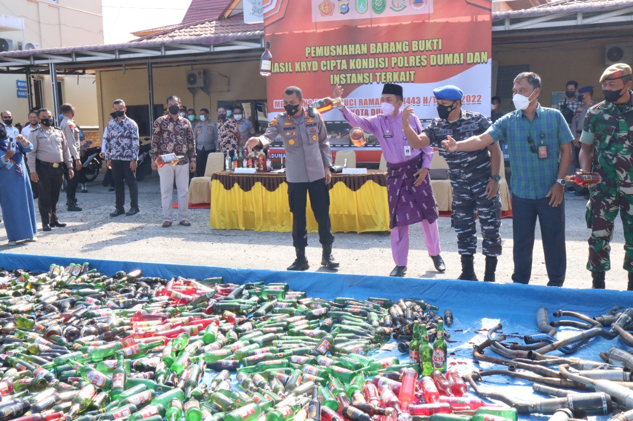 Polres Dumai Musnahkan Barang Bukti Ribuan Botol Miras Dan Knalpot Brong Hasil Operasi Cipta Kondisi Jelang Bulan Suci Ramadhan 1443 H